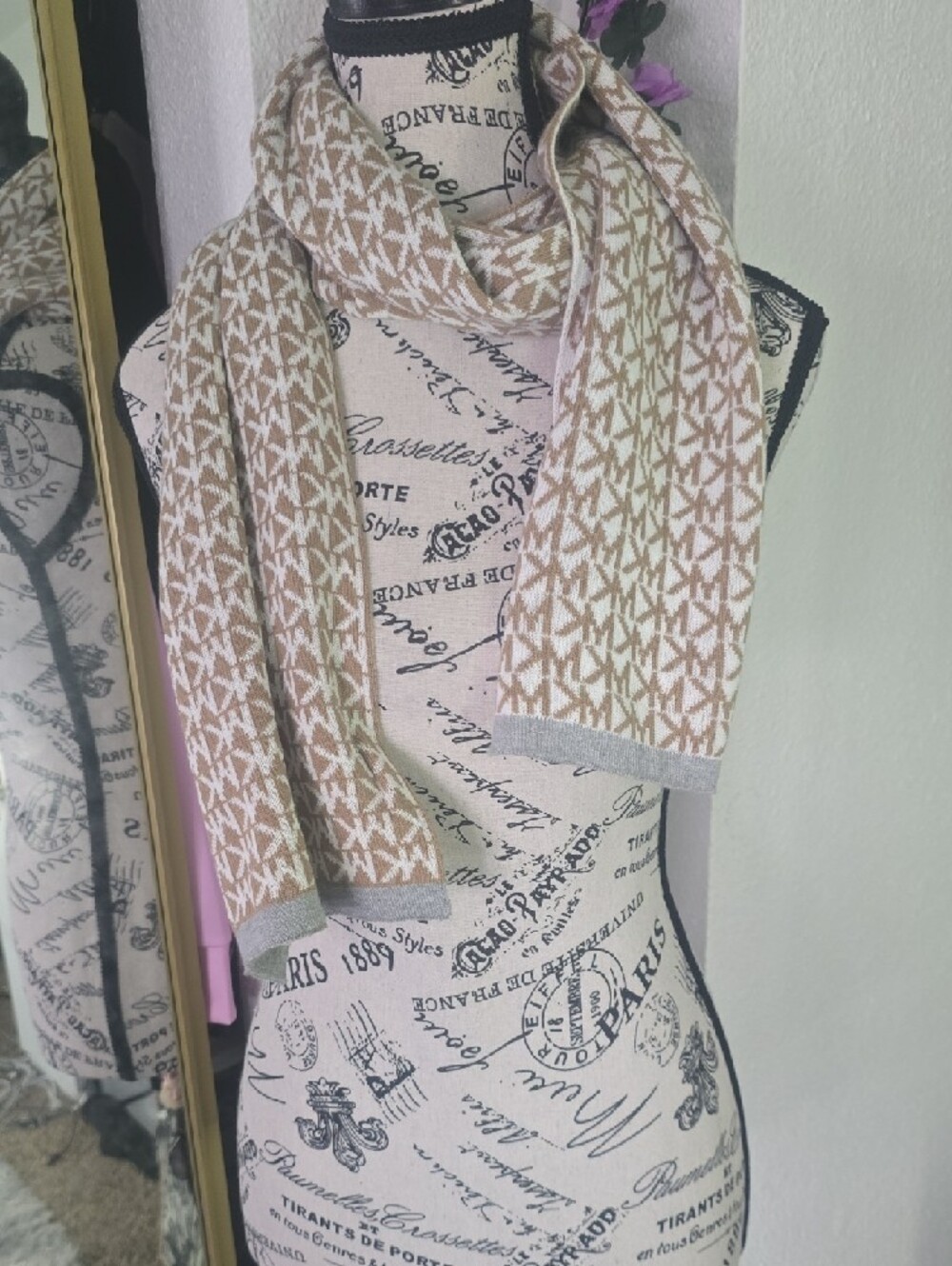 Michael Kors Beige & White MK Logo Knit Scarf W/ Gray Trim (NWOT)✨️🤍✨️